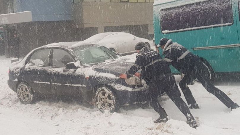 Polițiști, filmați cum ajută șoferii blocați în Chișinău