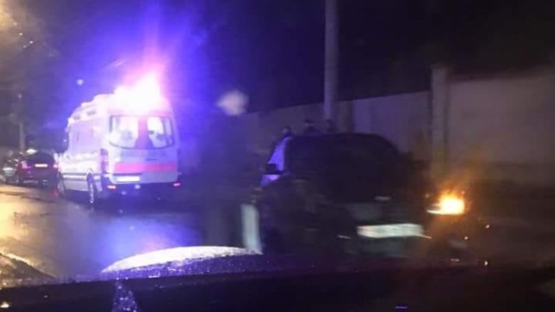 BMW din Chișinău, făcut zob după ce a intrat într-un camion parcat