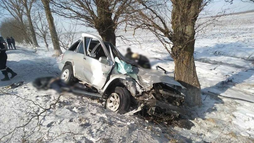 Mașină intrată într-un copac la Briceni: Sunt 2 morți și 2 răniți
