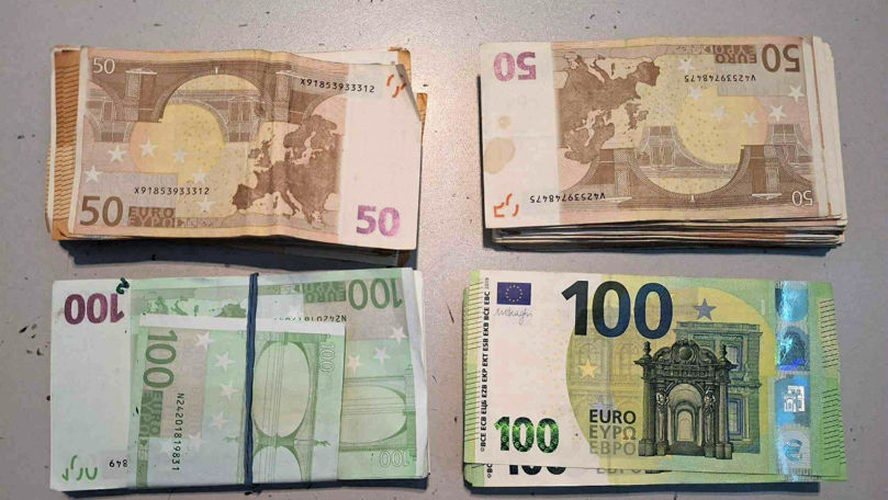 O femeie, depistată la Aeroport cu 30.000 de euro nedeclarați