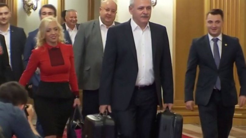 Liviu Dragnea a adus la Parlament o nouă valiză cu documente
