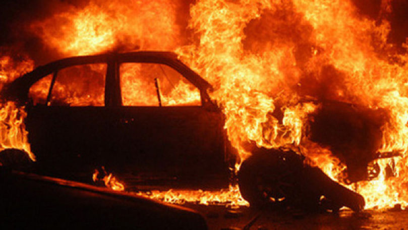 Momentul în care o mașină din cele 13 ia foc în Capitală
