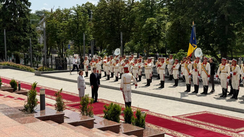 Președintele României, Nicușor Dan, primit cu onoruri de Maia Sandu