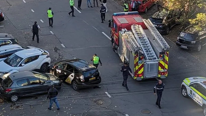 În ce stare se află tânăra prinsă între două mașini în centrul Capitalei