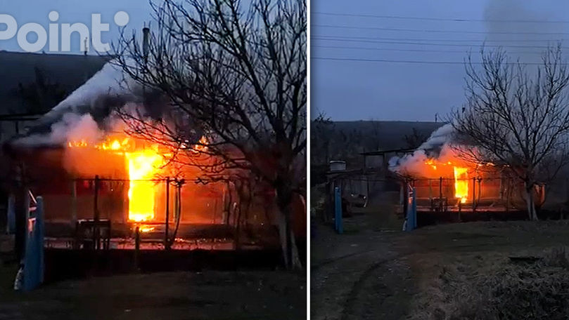 O casă, cuprinsă de flăcări la Orhei: Victime nu au fost înregistrate.