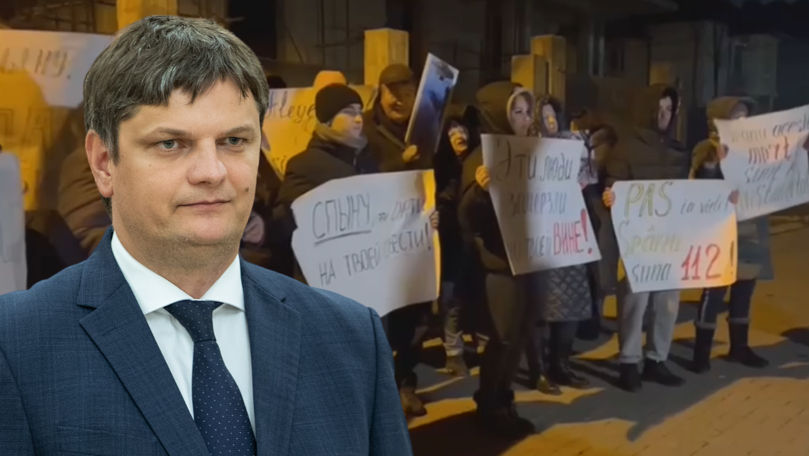 Protest în fața casei lui Spînu: Oamenii cer demisia ministrului
