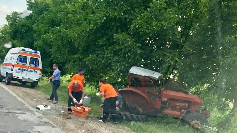 Impact violent dintre un tractor și un TIR. Un șofer, spitalizat