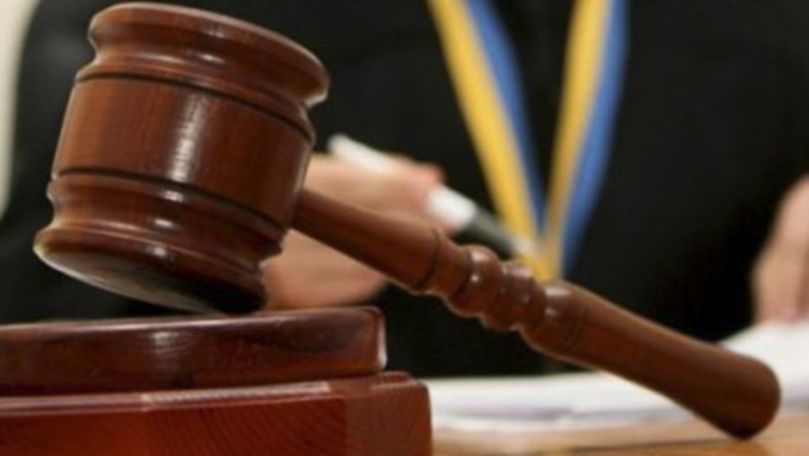 Un moldovean și-a tăiat burta în timpul ședinței de judecată în Ucraina