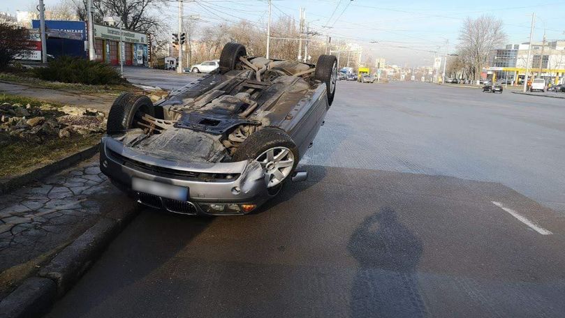 BMW răsturnat pe bulevardul Dacia: Ce riscă șoferița de 32 de ani