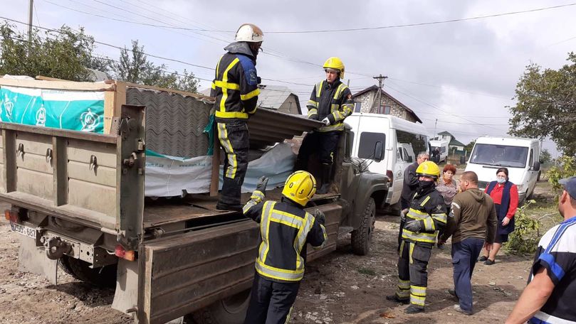 Localitățile afectate de ploi și vânt au primit materiale de construcție