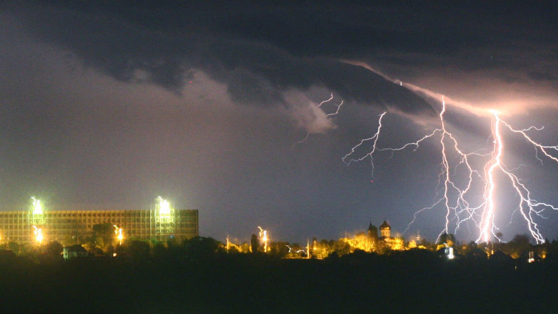 Alertă meteo: Cod galben de descărcări electrice, izolat cu averse