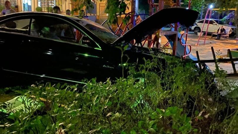 Un Mercedes a ajuns în gardul unui teren de joacă și a lovit 2 oameni