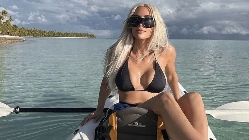Kim Kardashian a strălucit pe iaht într-un costum de baie extrem de sexy