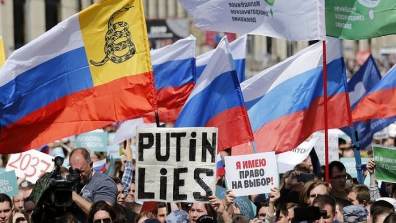 Contre între Macron și Putin privind protestele din Paris și Moscova