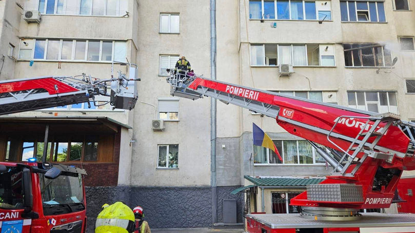 Incendiu la Ciocana: O persoană carbonizată, depistată în scara blocului