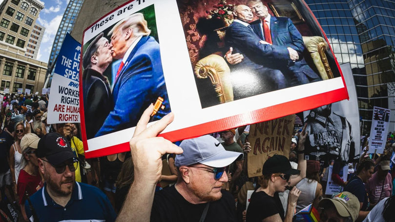 Proteste masive în SUA împotriva lui Trump și a lui Musk: Jos mâinile