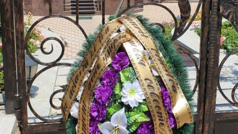 Doi tineri au depus o coroană funerară la clinica lui Ștefan Gațcan