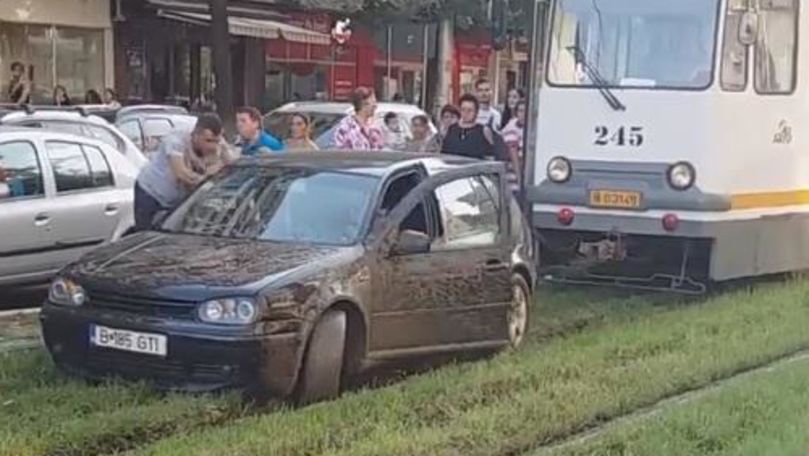 Ce a pățit un șofer care a intrat cu mașina pe șina de tramvai