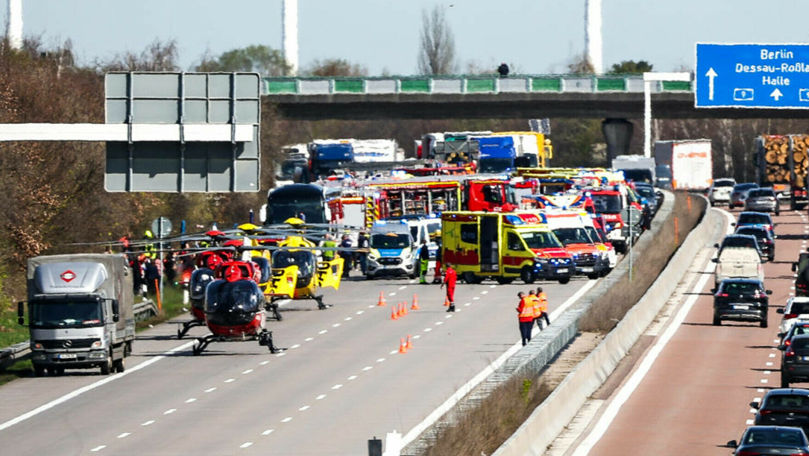 Accident grav în Germania: Un autocar s-a răsturnat pe o autostradă