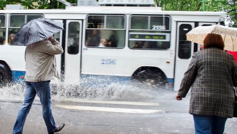 Troleibuze și autobuze, blocate în Chișinău din cauza ploii