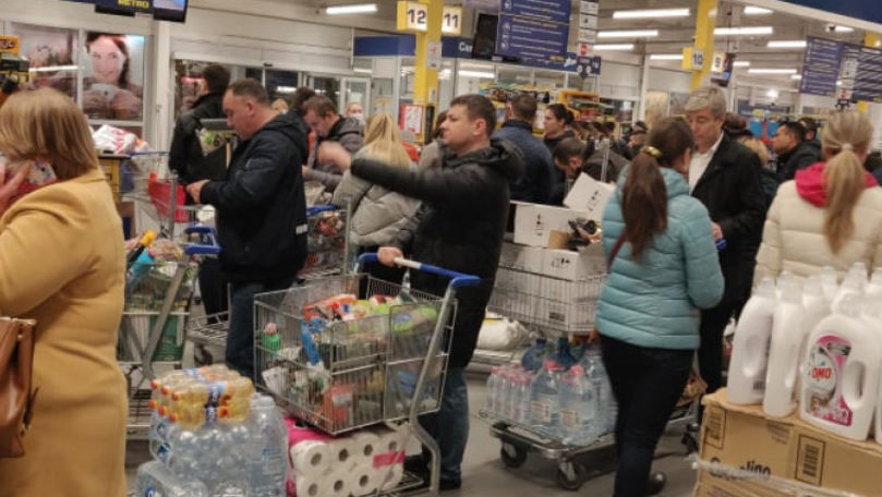 Rafturi golite rapid: Aglomerație, surprinsă la un magazin din Chișinău
