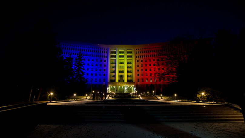 Cum arată clădirile din Capitală iluminate în culorile tricolorului