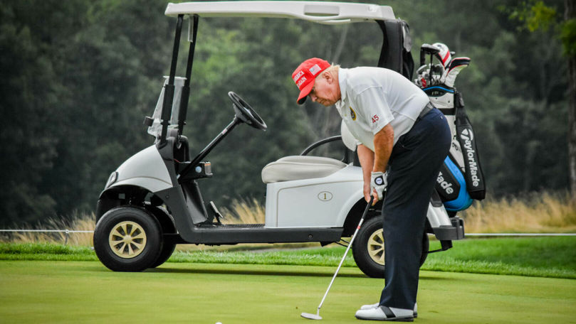 Un avion a ajuns deasupra terenului de golf al lui Trump. Ce a urmat
