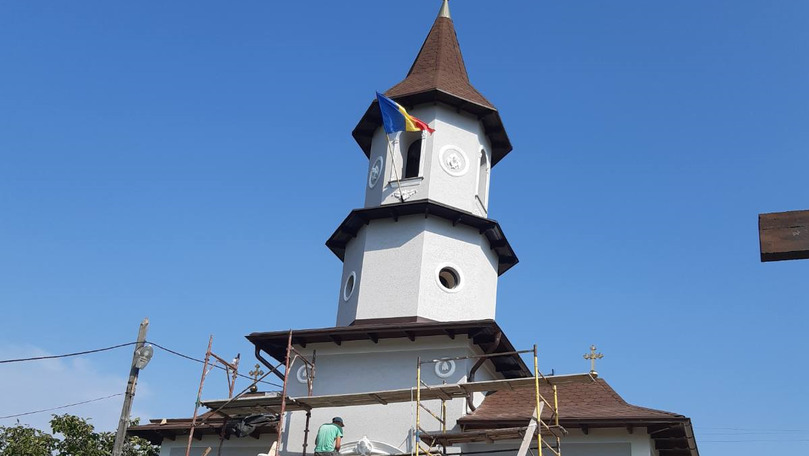 Ce riscă preotul care a arborat drapelul României pe clopotniță