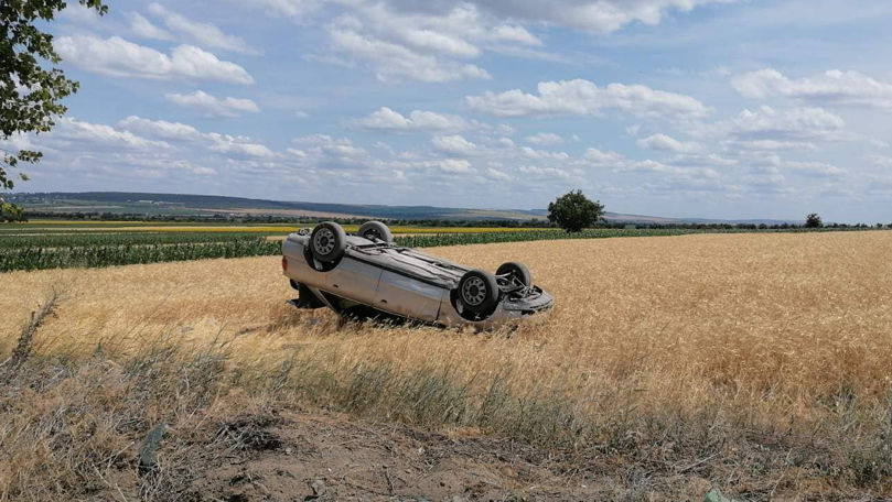 Accident la Florești: Un automobil a derapat pe teren și s-a răsturnat