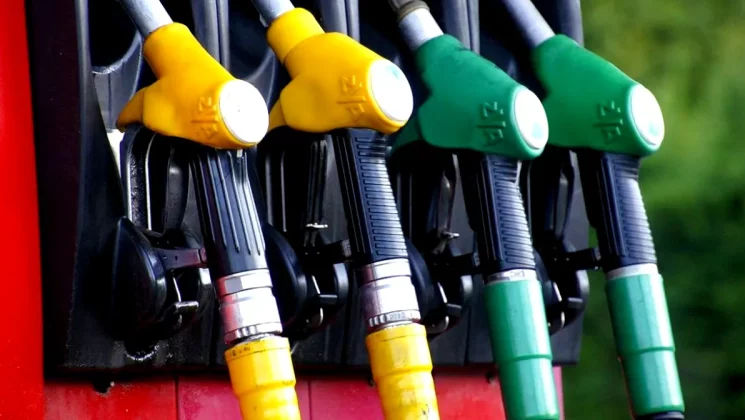 Carburanții, mai scumpi în weekend: ANRE a stabilit noile prețuri plafon
