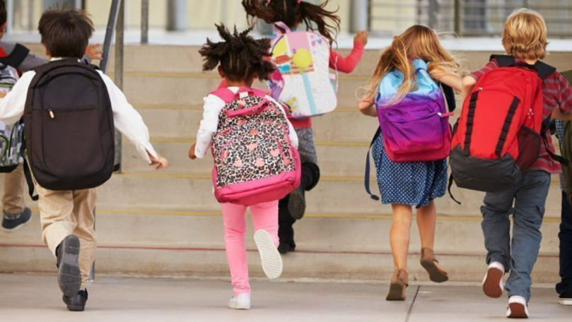 Peste 1.000 de copii din familii vulnerabile vor primi rechizite școlare