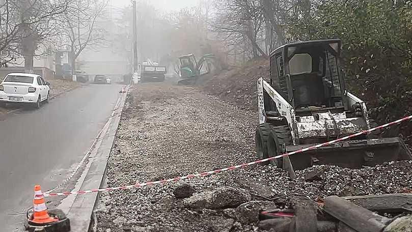 На Чеканах между жильцами соседних домов разгорелся скандал из-за парковки.