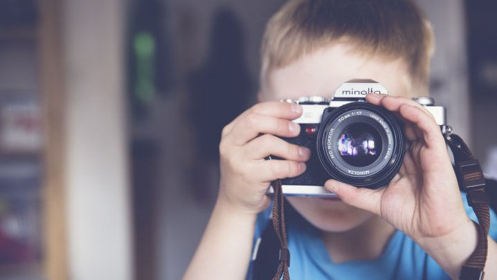 Povestea unui băiat cu sindromul Down din Capitală care face fotografii