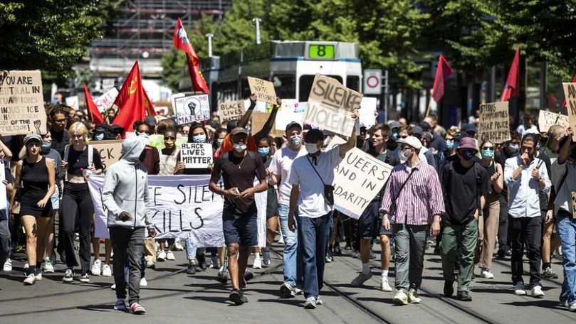 В Берлине манифестанты собрались у здания посольства Соединенных Штатов.