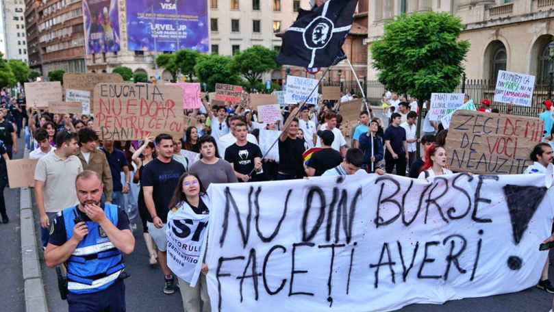 București: Sute de studenți au protestat împotriva tăierii burselor