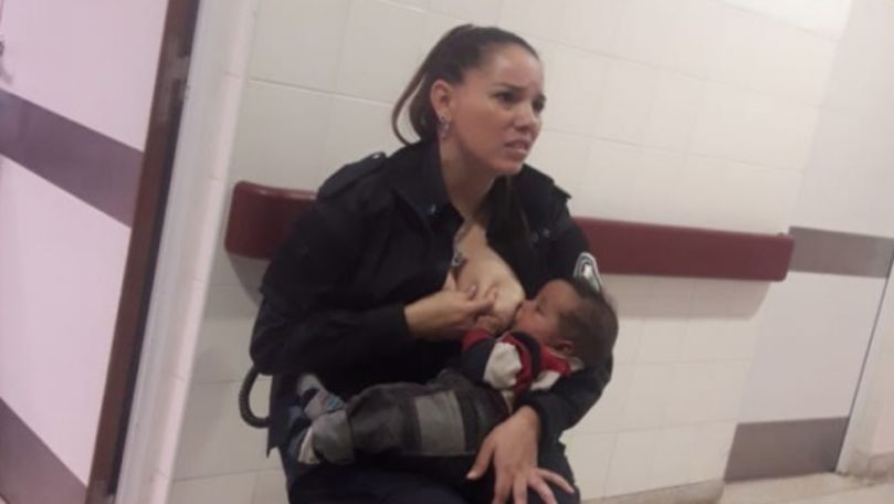Poza cu o polițistă care hrănește la piept un copil a devenit virală