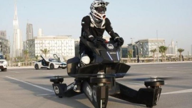 Poliţişti din Dubai, filmați cum se antrenează pe motociclete zburătoare