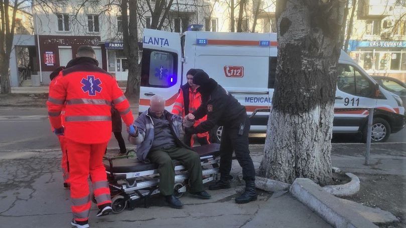 Un bărbat găsit la sol în Capitală, preluat de ambulanță