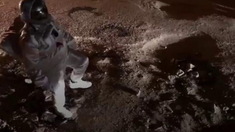 Un astronaut indian explorează craterele din asfalt
