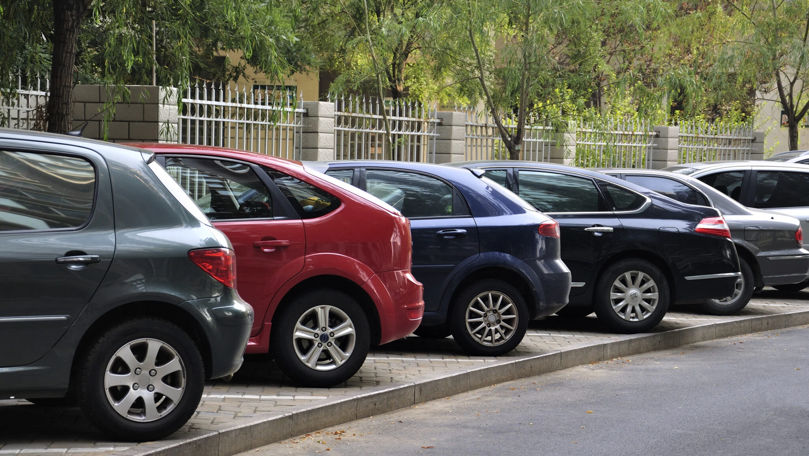 Mai multe mașini din Capitală, vandalizate. Poliția s-a autosesizat