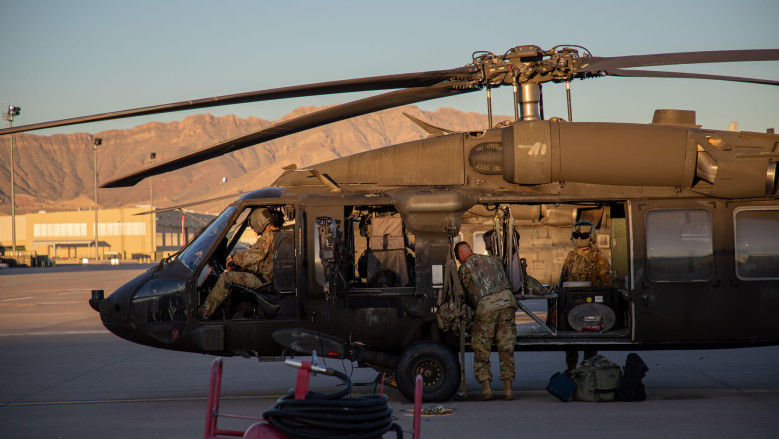 Armata SUA își echipează elicopterele Black Hawk pentru a lansa drone