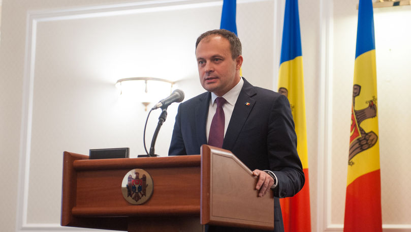 Спикер Андриан Канду заявил, что сейчас в парламенте нет нужного числа голосов, чтобы принять это изменение.