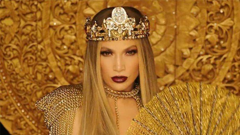 Coroana unui designer autohton, purtată de Jennifer Lopez în noul clip