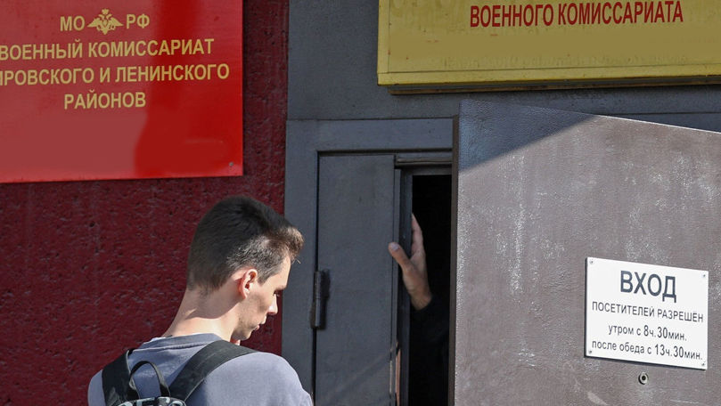 В Москве десятки мигрантов получили повестки в военкомат после рейдов.