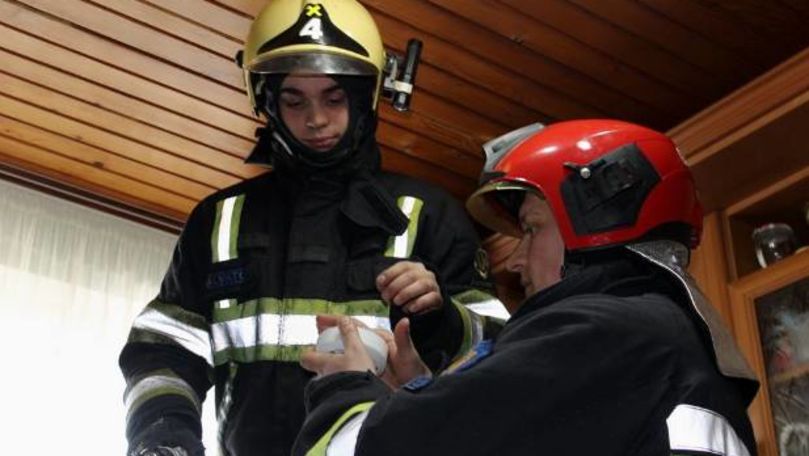 Pompierii au mai instalat 33 de detectoare de fum în casele oamenilor