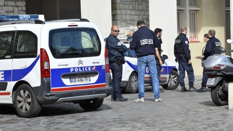 Alertă în Franța: Doi polițiști au fost atacați și răniți cu un cuțit