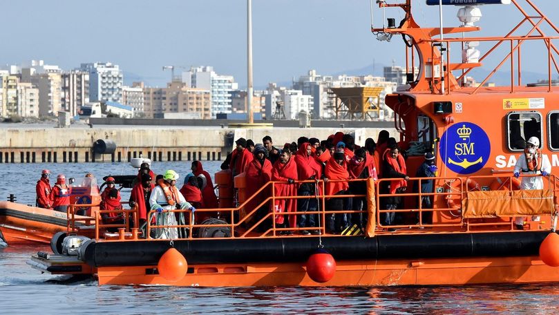 Migranţii au deturnat o navă comercială care se întorcea în Libia