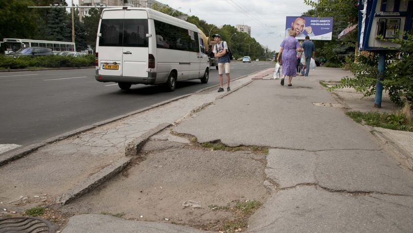 Orașul Chișinău, plin de gropi și străzi distruse