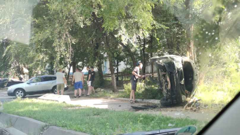Accident în Capitală: O mașină a ajuns cu roțile în sus pe contrasens