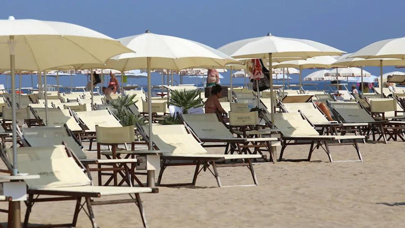 Italia interzice turiștilor să poarte încălțăminte zgomotoasă pe plajă